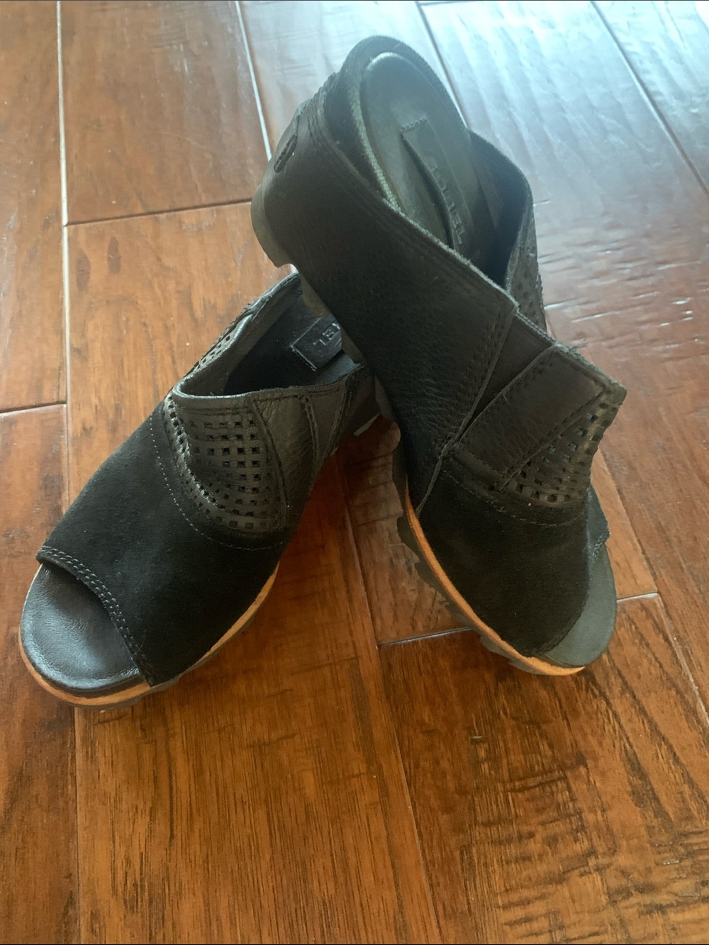 SOREL LEATHER/SUEDE WEDGE SANDALS